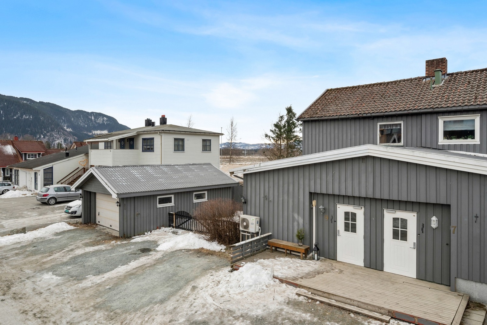 Gode parkeringsmuligheter i garasje og gårdsplass. Galleribilde