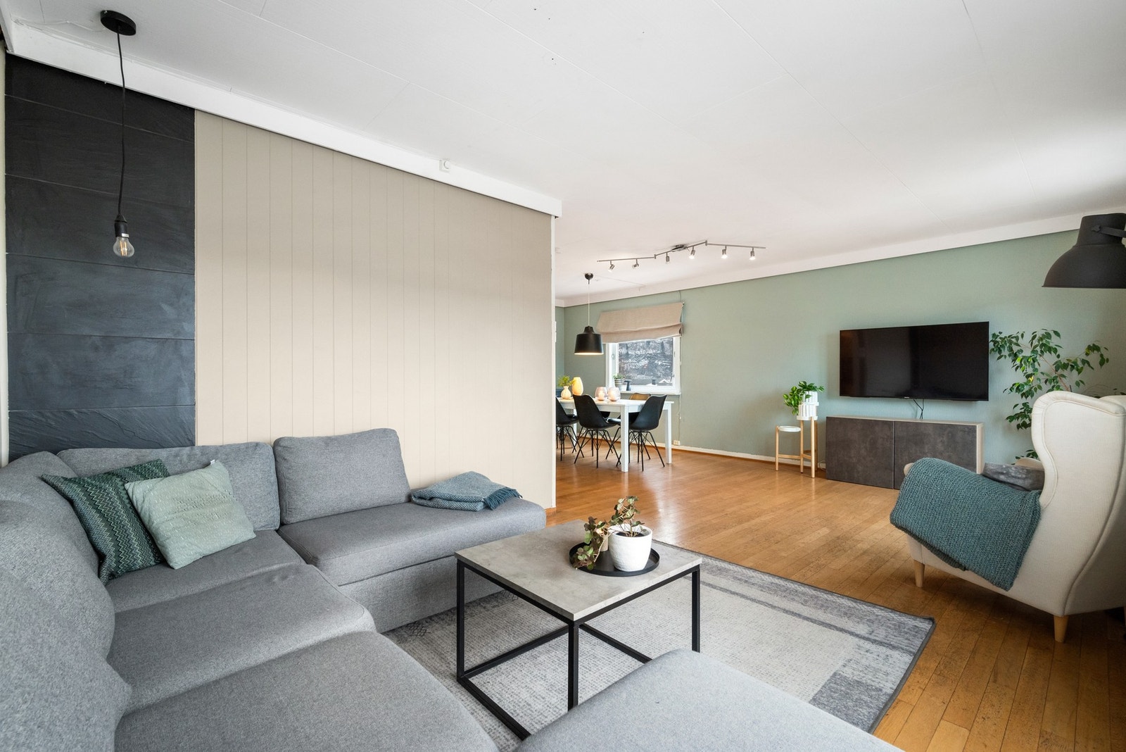 Boligen har vedovn, varmepumpe og elektrisitet som oppvarmingskilder. Galleribilde