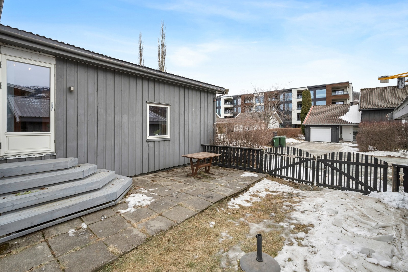 Uteområdet har gode solforhold. Galleribilde