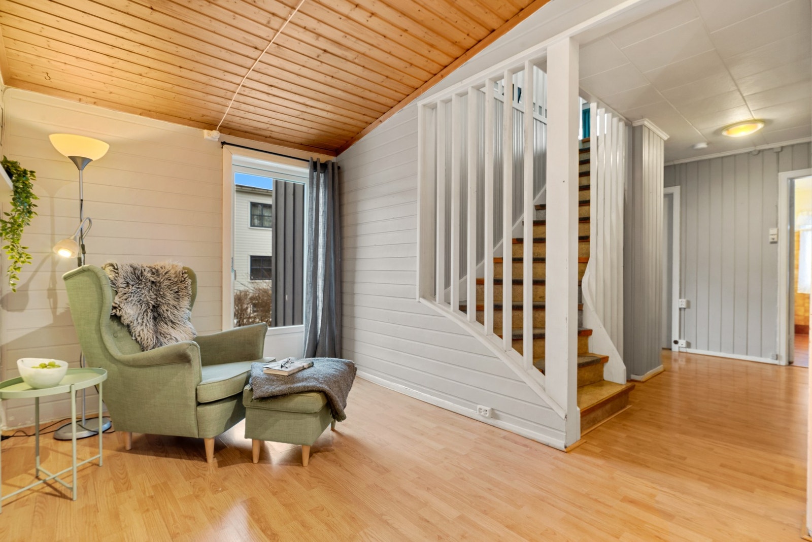 Fra gang er det utgang til uteområdet. Galleribilde