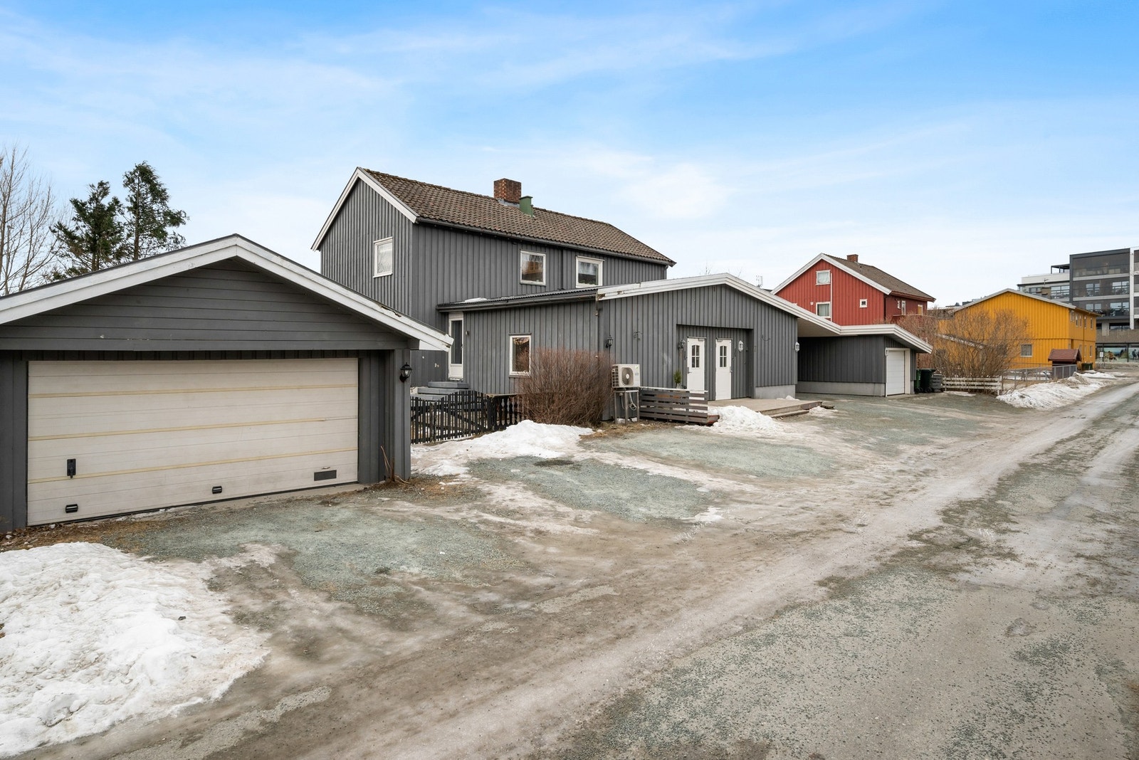 Romslig, vertikaldelt tomannsbolig med sentral beliggenhet i Melhus sentrum. Galleribilde