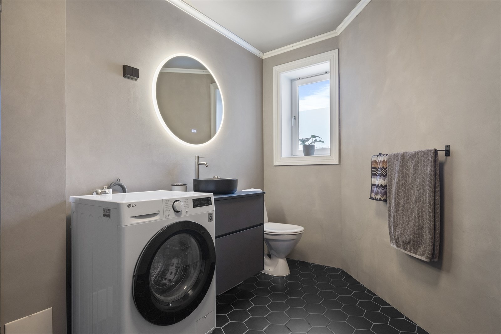 Nye dusjdører og ny servantinnredning fra 2024. Nåværende eier har lagt mikrosement på veggflater oppå fliser og malt himling med våtromsmaling Galleribilde