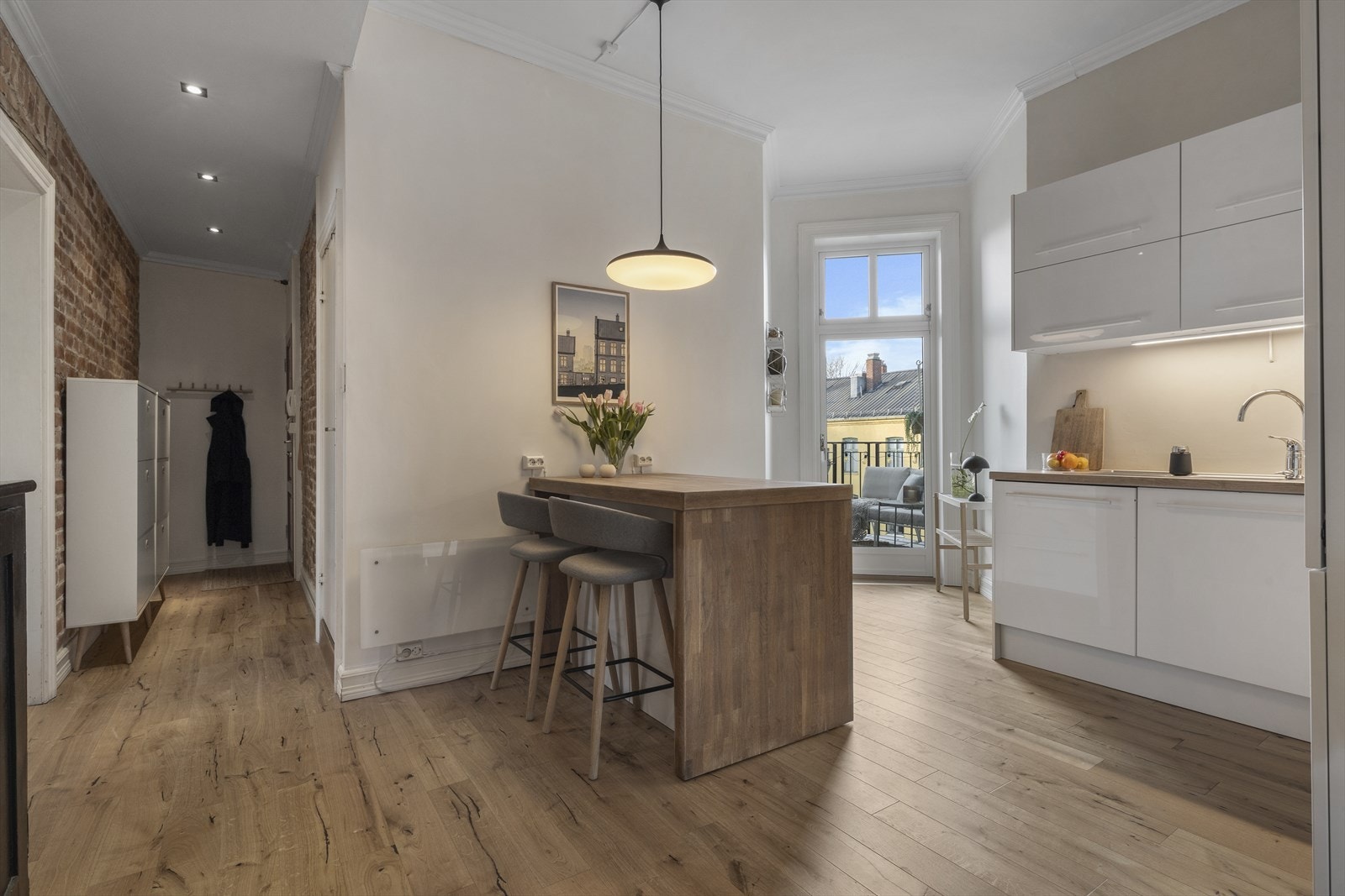 Godt med benkeskap og overskap med god plass til oppbevaring Galleribilde