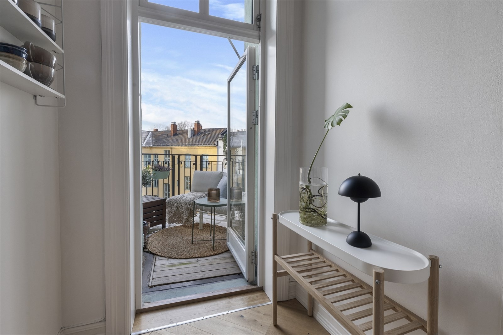 I følge selger kan du midtsommers nyte solen fra tidlig ettermiddag til ca. 20-21 Galleribilde