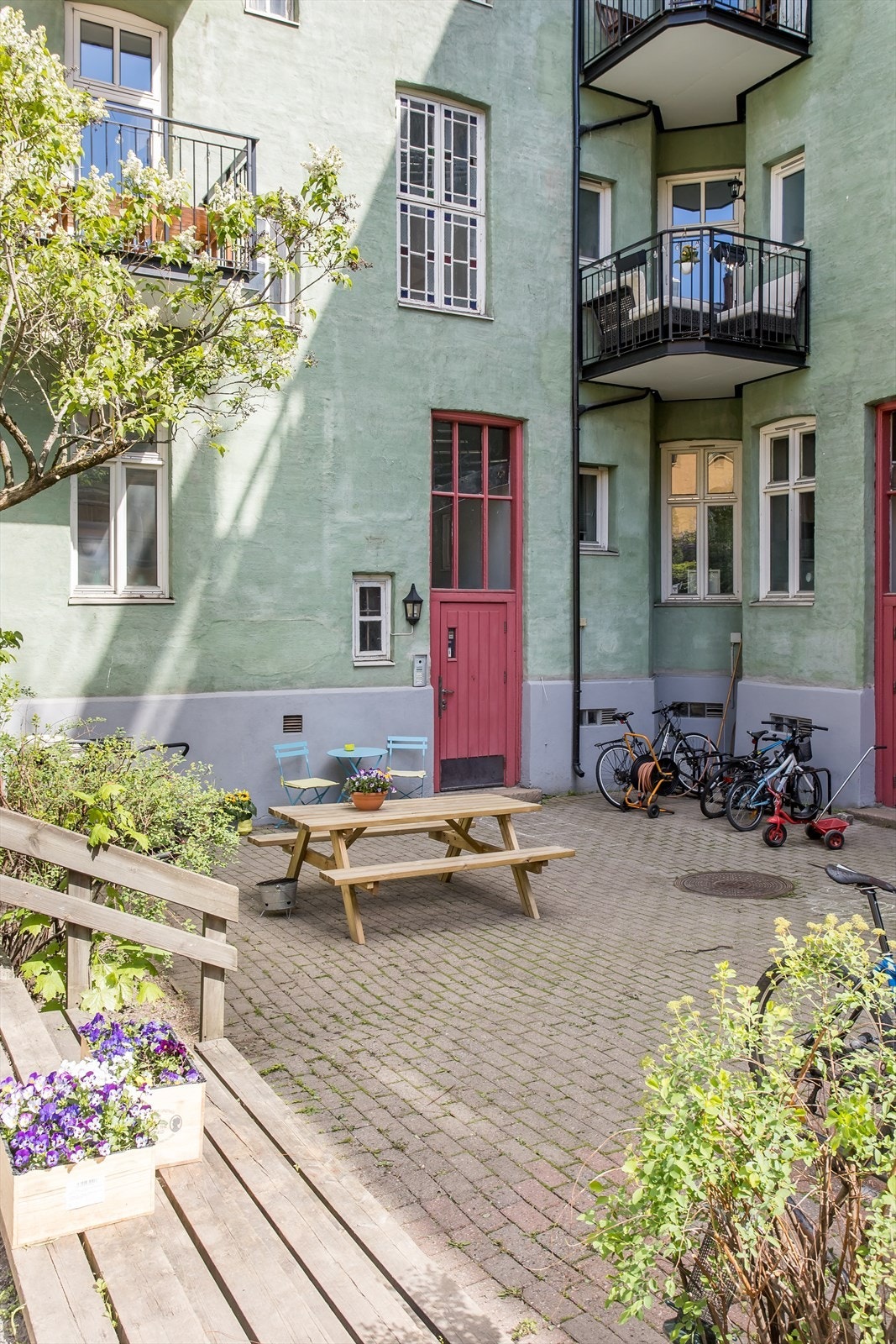 Fantastisk frodig bakgård som er til glede for beboerne sommerstid Galleribilde