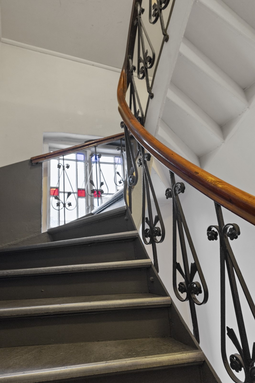 Velholdt og koselig trappeoppgang. Leiligheten ligger i byggets 4 etasje- toppleilighet i klassisk bygg fra 1892 Galleribilde