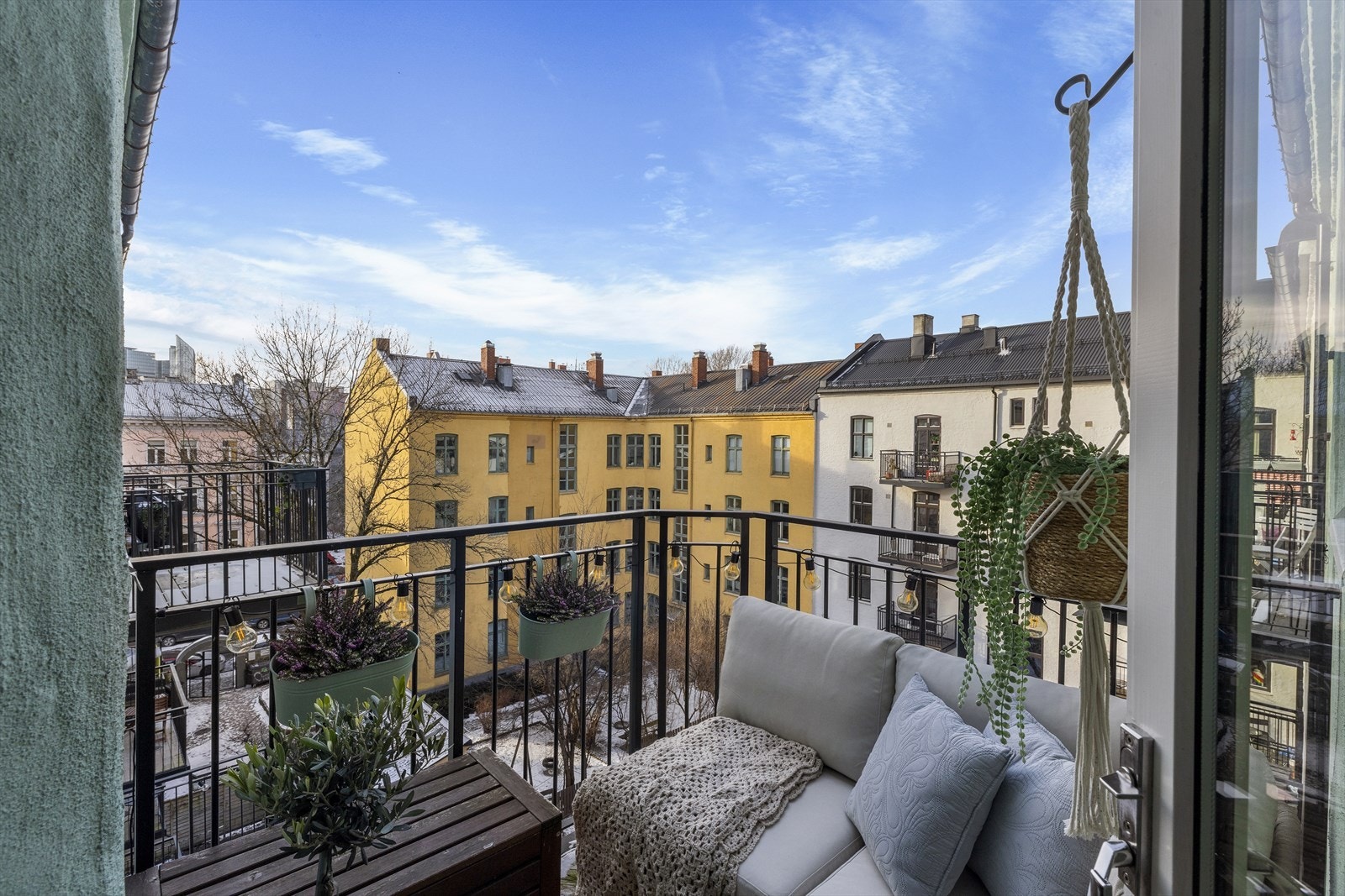 Solrik vestvendt balkong beliggende høyt og fritt mot frodig og rolig bakgård Galleribilde