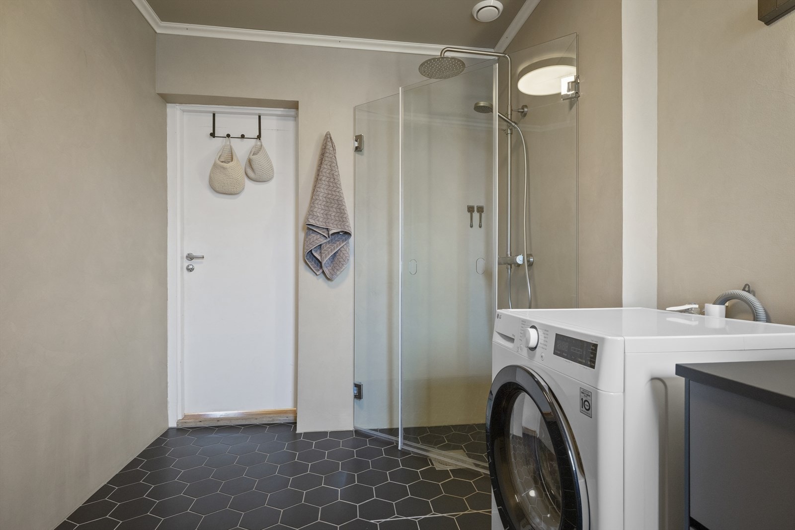 Svært romslig og delikat baderom. Opplegg til vaskemaskin for en enkel hverdag Galleribilde