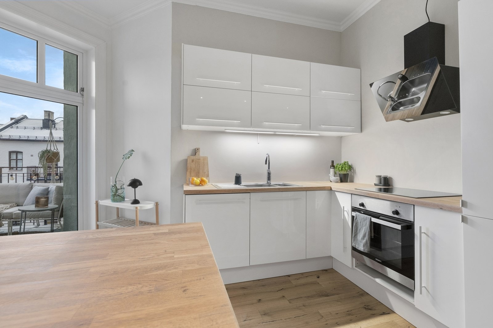 Induksjon koketopp og innebygget stekeovn. Integrert kjøleskap/fryser og oppvaskmaskin Galleribilde