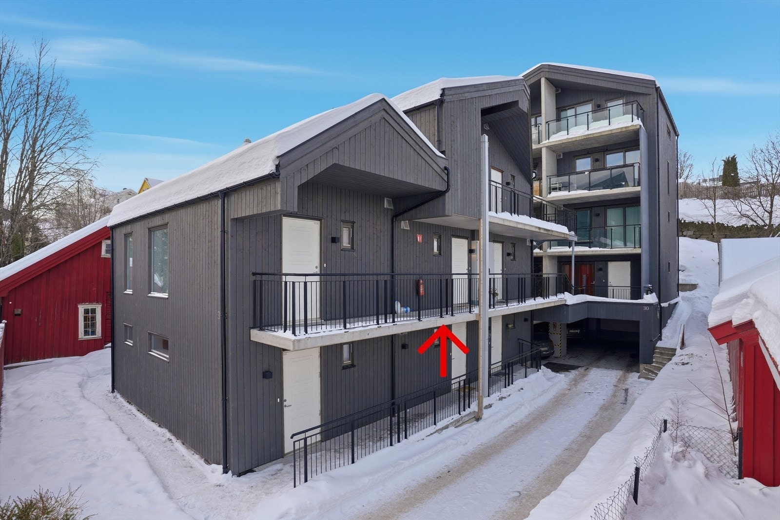 Leiligheten ligger fint til i 2.etasje. Galleribilde