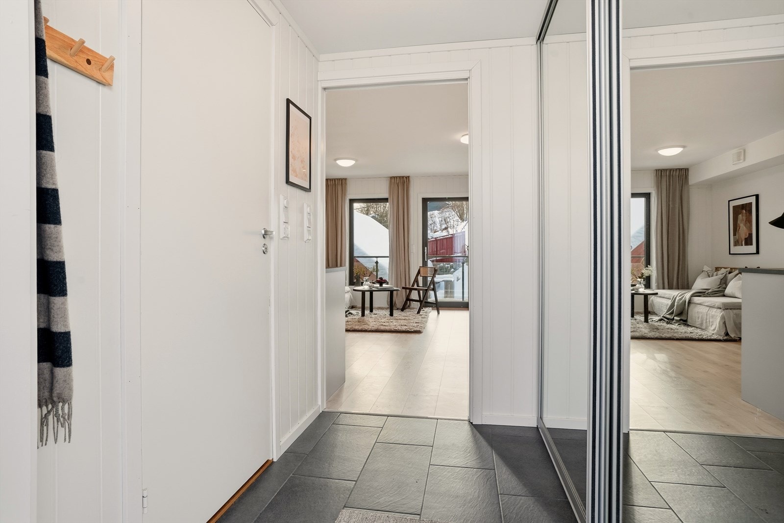 Entrè/gang med skyvedørsgarderobe. Galleribilde