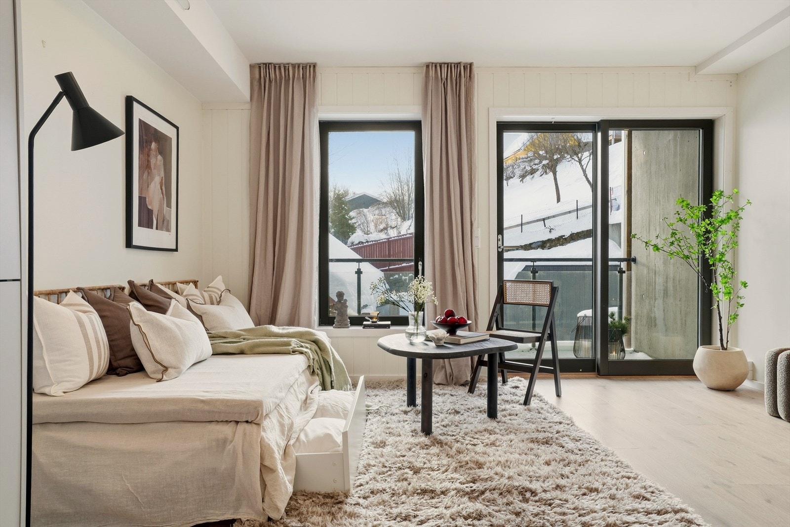 Fra stuen er det utgang til overbygget balkong. Galleribilde