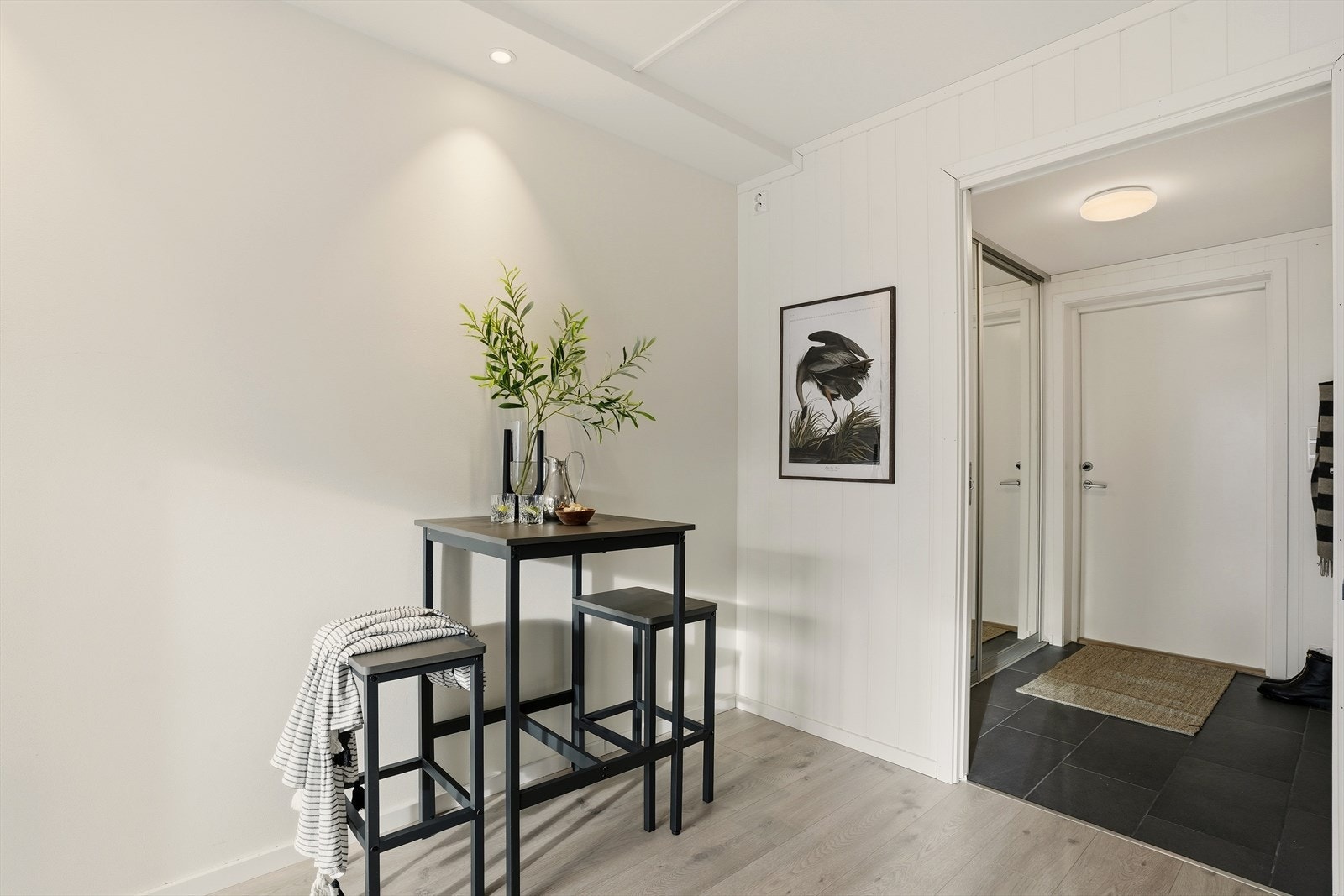 Fliser på gulv i gang og laminatgulv i stue/kjøkken. Galleribilde