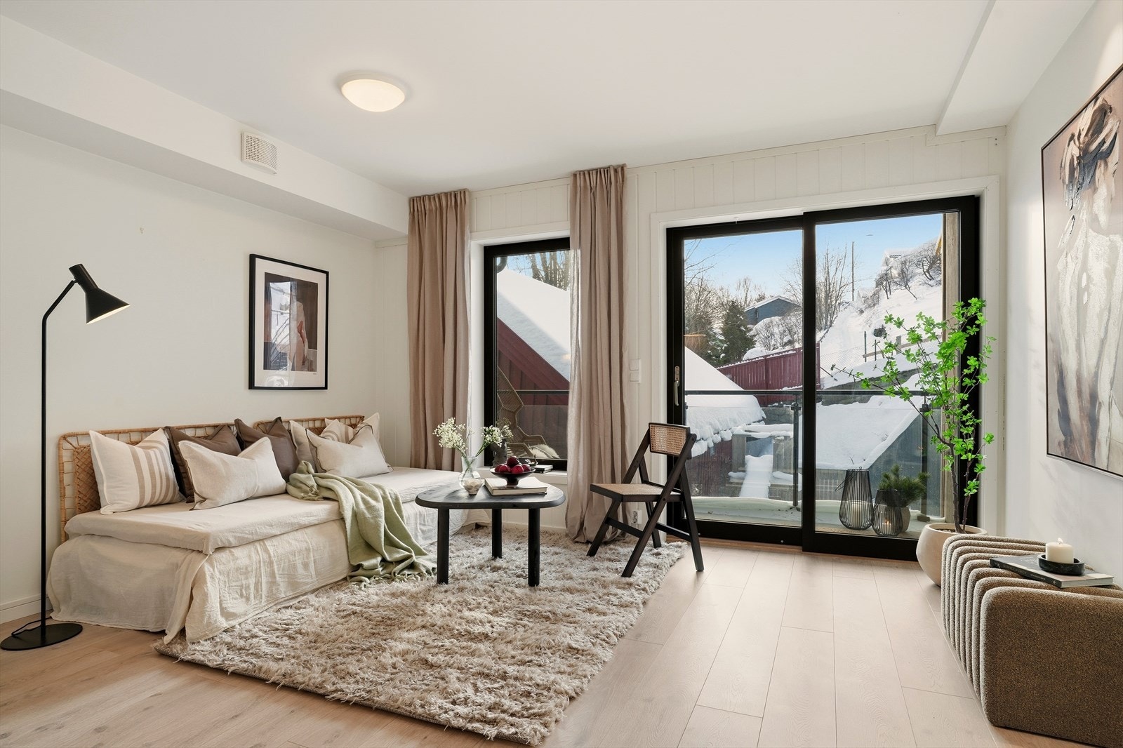 Pen, lys stue med store vindusflater. Galleribilde