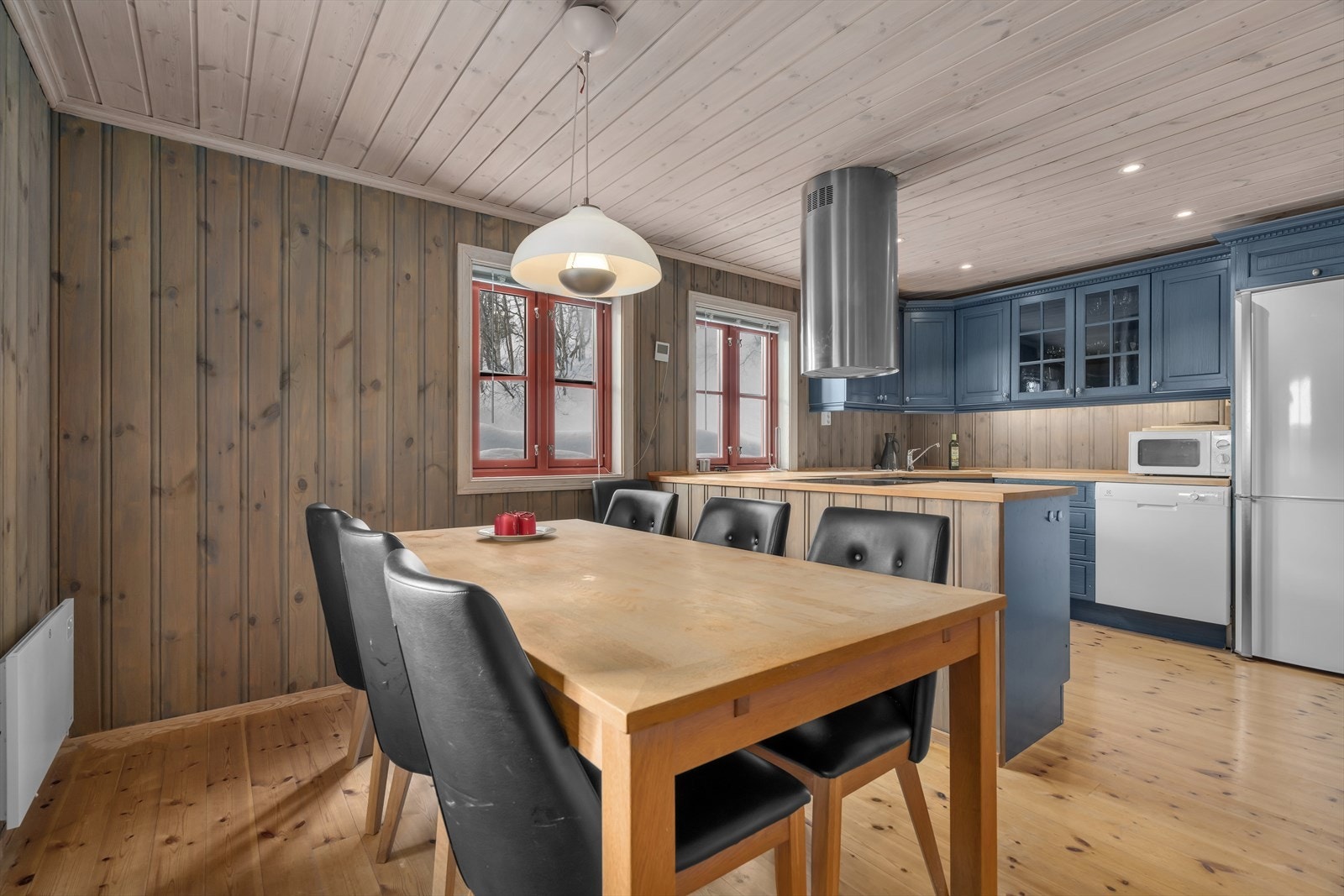 Åpen kjøkkenløsning i forbindelse med spisestue. Galleribilde