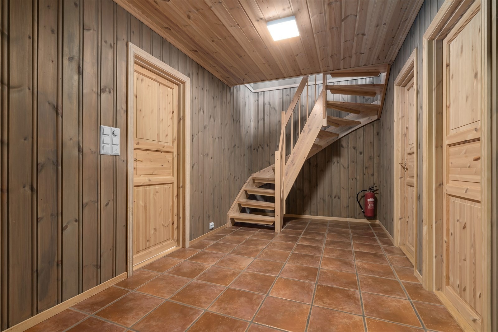 Stor hall som også kan brukes som tv-stue med trapp opp til 2. etasje. Galleribilde