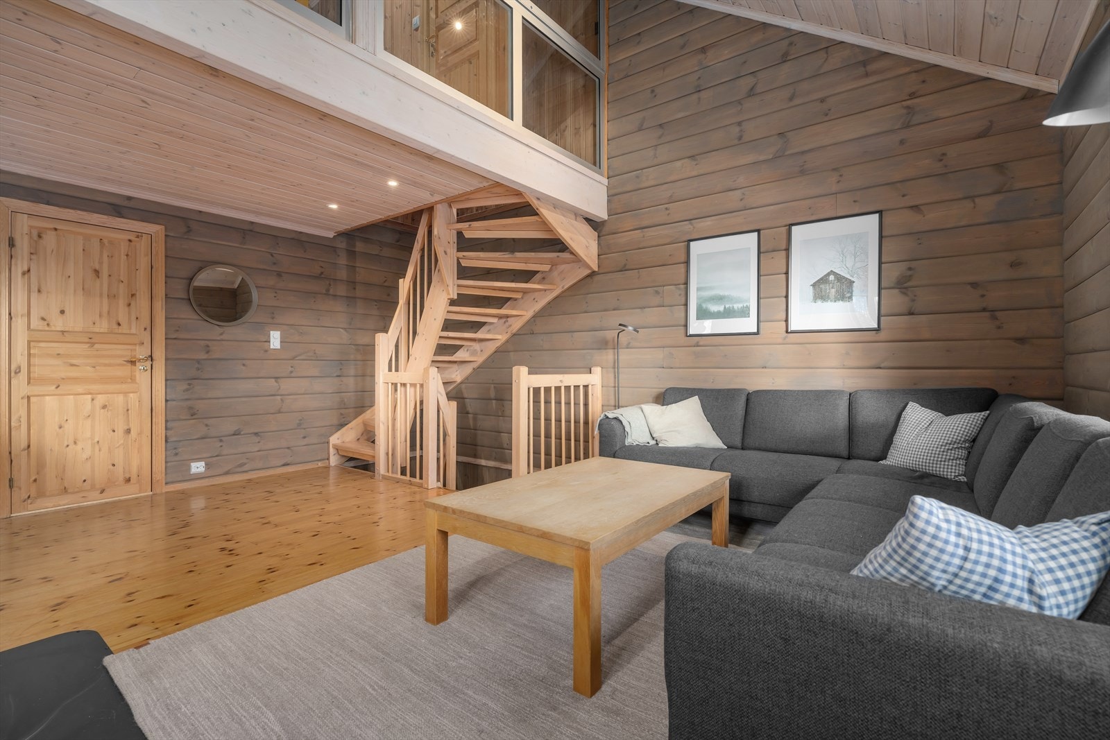 Fra stuen er det trapp opp til hemsen(3. etasje) Galleribilde