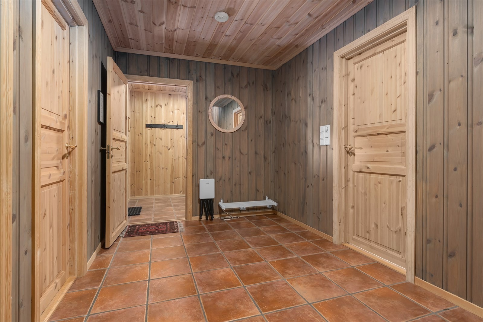 Fra hallen i 1. etasje er det adkomst til badet og 2 soverom. Galleribilde