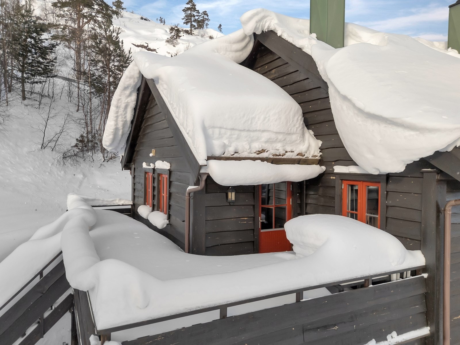 Her kan man ta med seg måltidene ut på fine dager og nyte i solveggen. Galleribilde