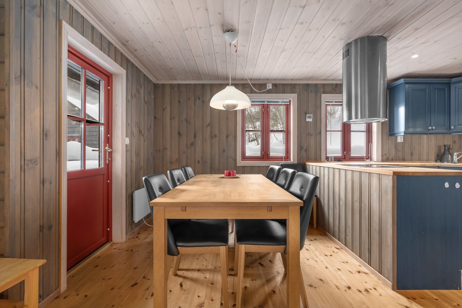 Fra spisestue er det utgang til solrik terrasse. Galleribilde