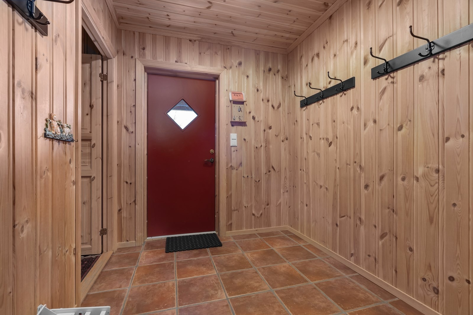 Stor entré med god plass til ytterklær og sko. Galleribilde