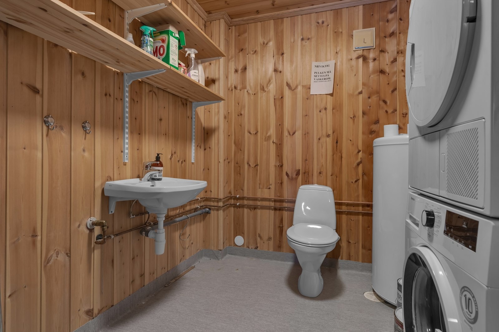 Det er toalett på vaskerommet. Galleribilde