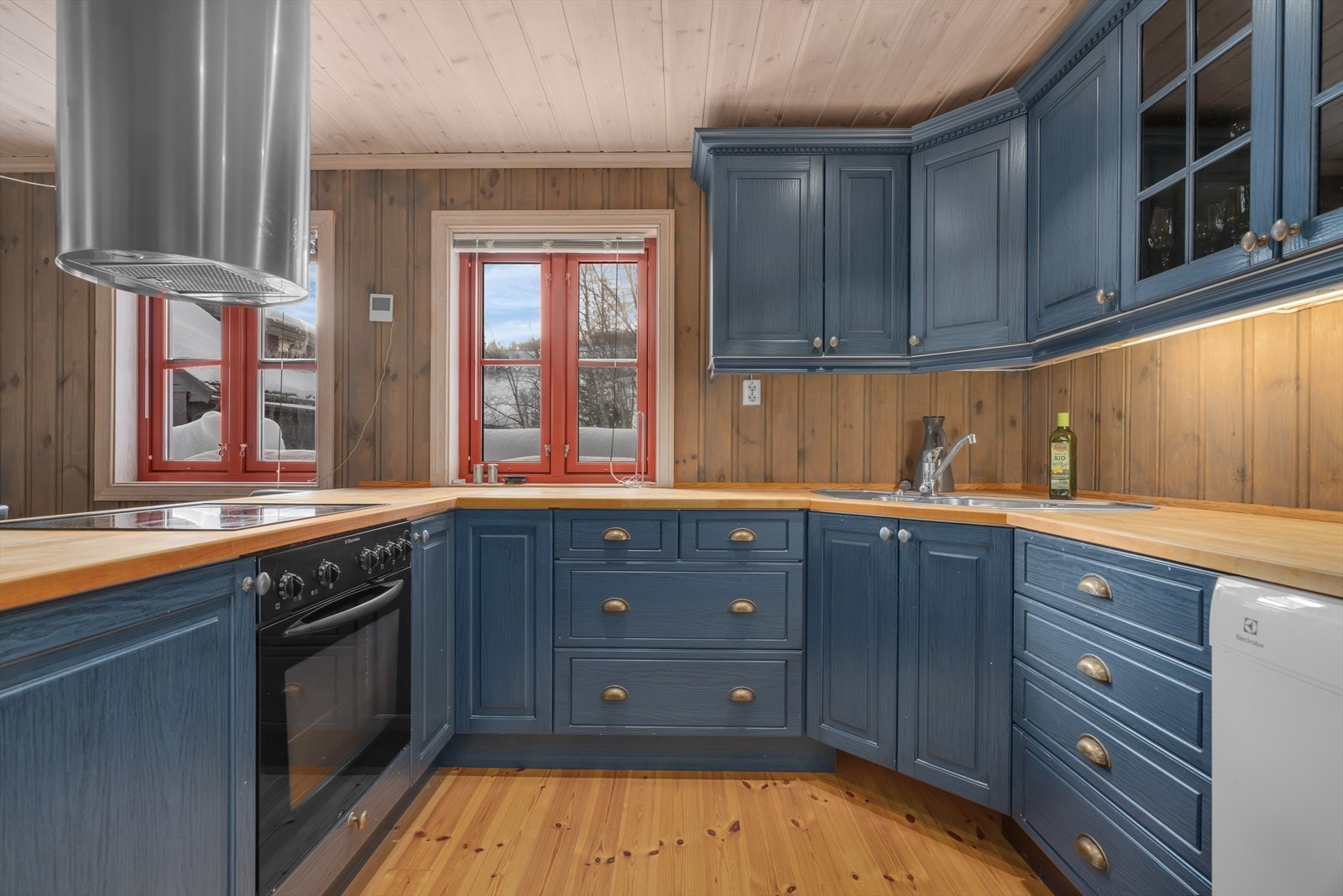 Mye skapplass og gode arbeidsflater på kjøkken. Galleribilde