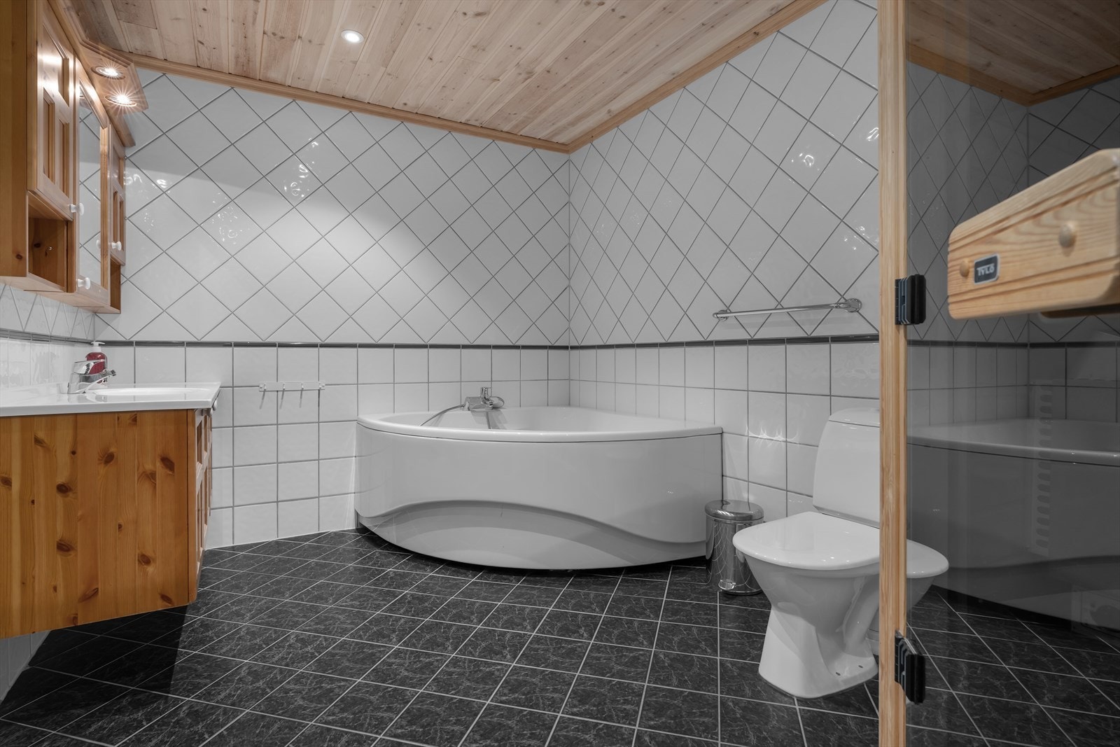 Bad med adkomst til badstue. Galleribilde