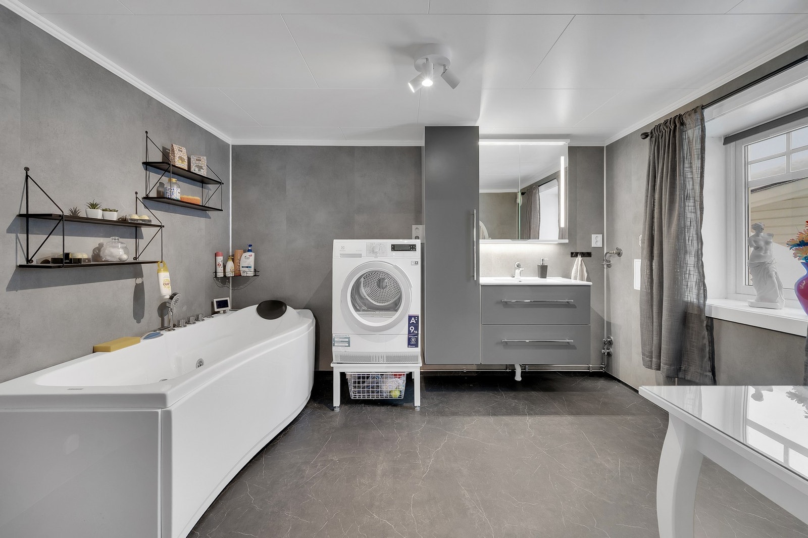 Bad/vaskerom i underetasje er totalrenovert i 2021. Det er varmekabler i gulv og opplegg for vaskemaskin i rommet. Galleribilde