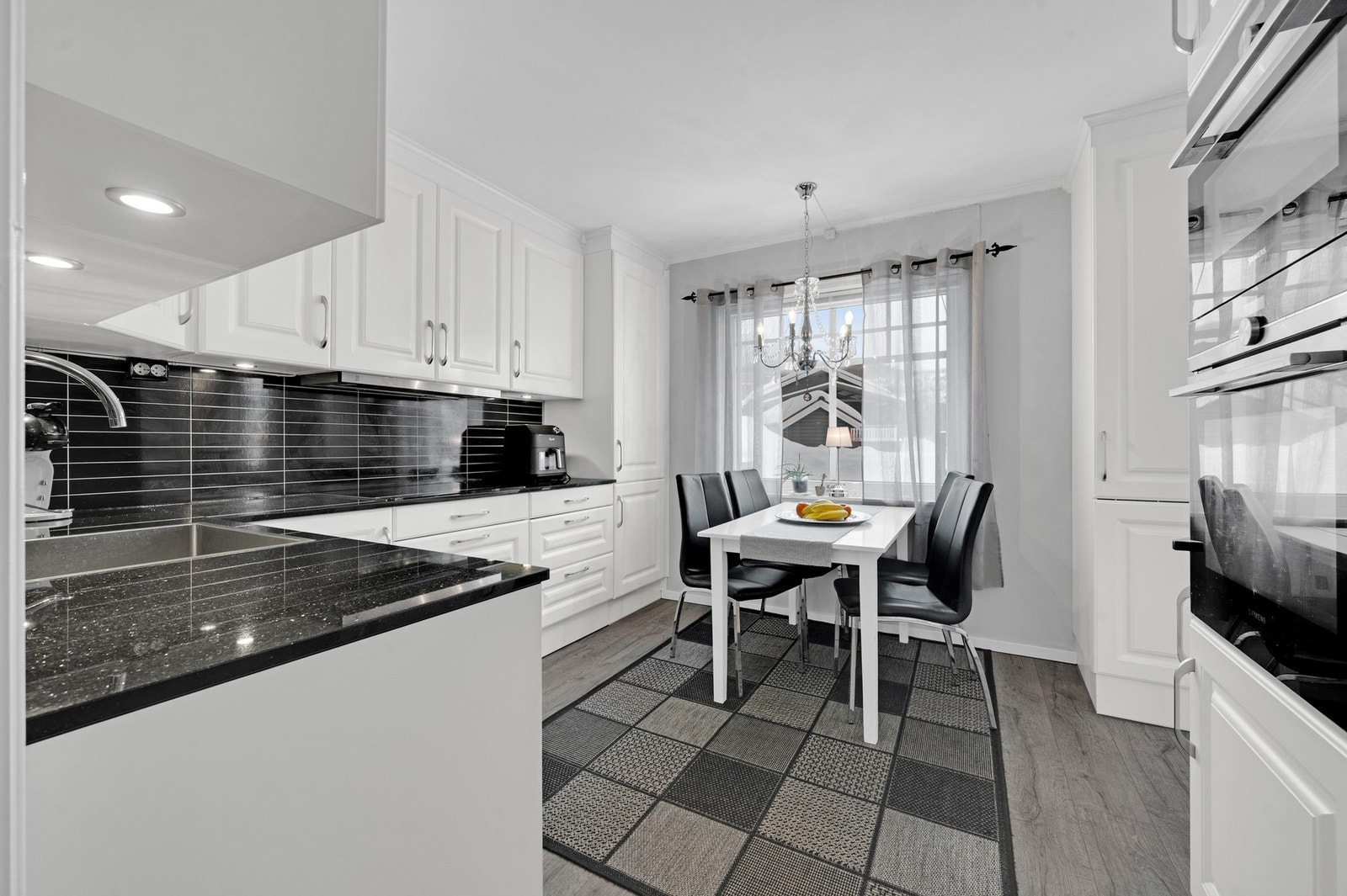 Kjøkken med spiseplass. Galleribilde