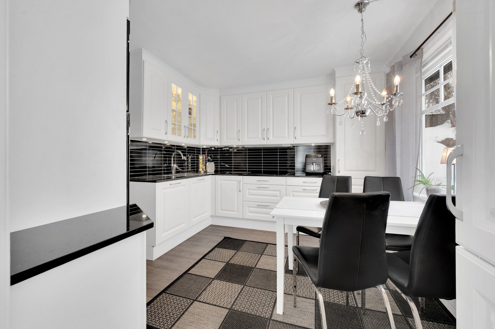 Tidløst og påkostet kjøkken med god løsning. Galleribilde