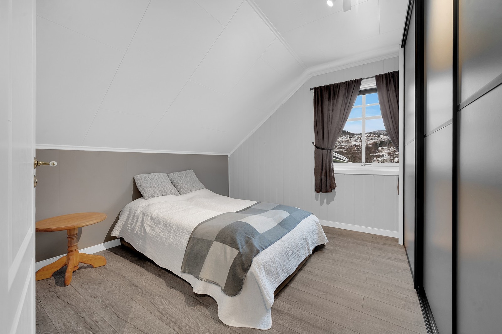 Soverom nr. 3 på loft. Romslig og god garderobeløsning. Galleribilde