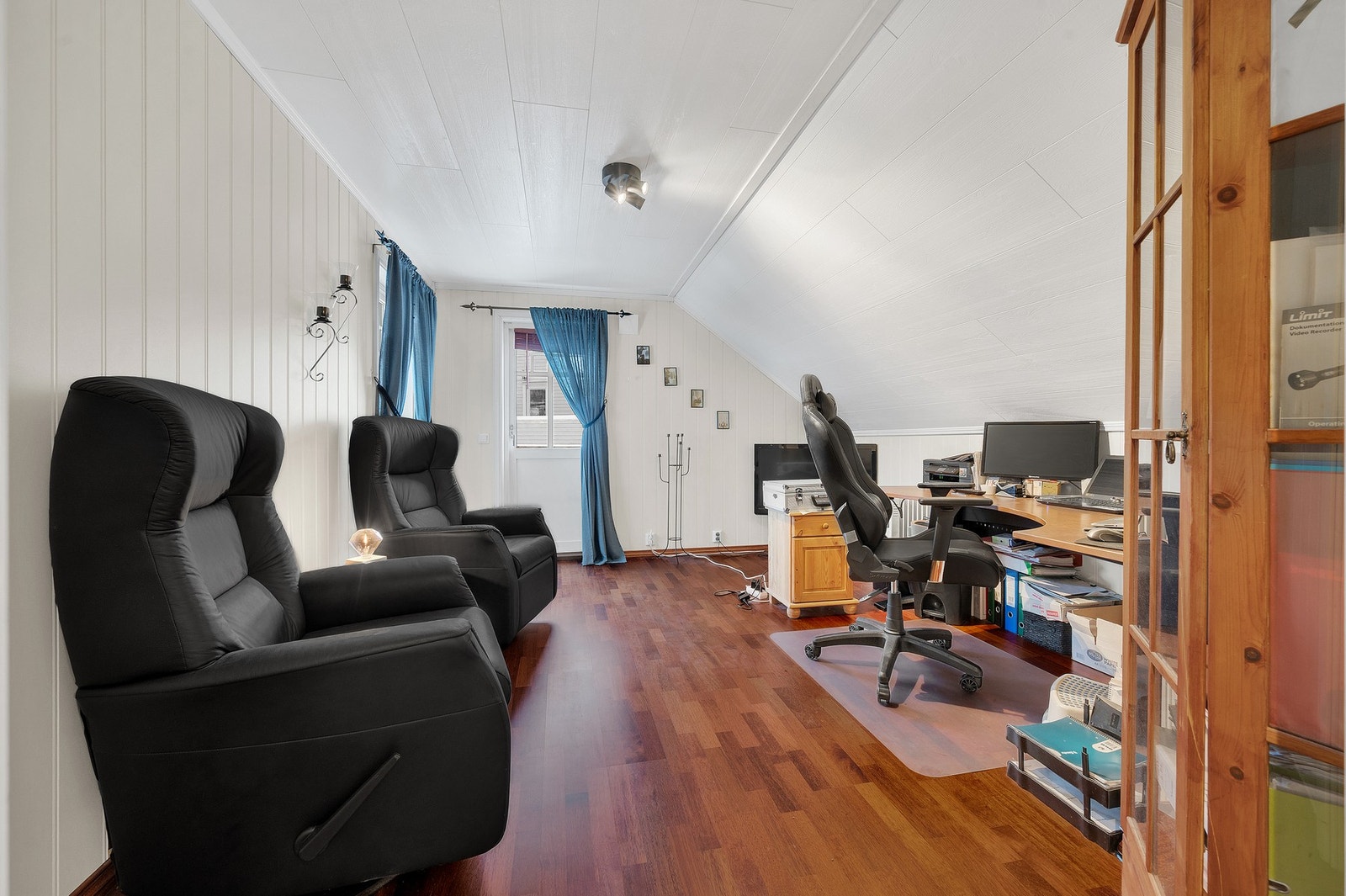 Soverom nr. 2 i loftsetasje. I dag brukt som stue/kontor. Galleribilde