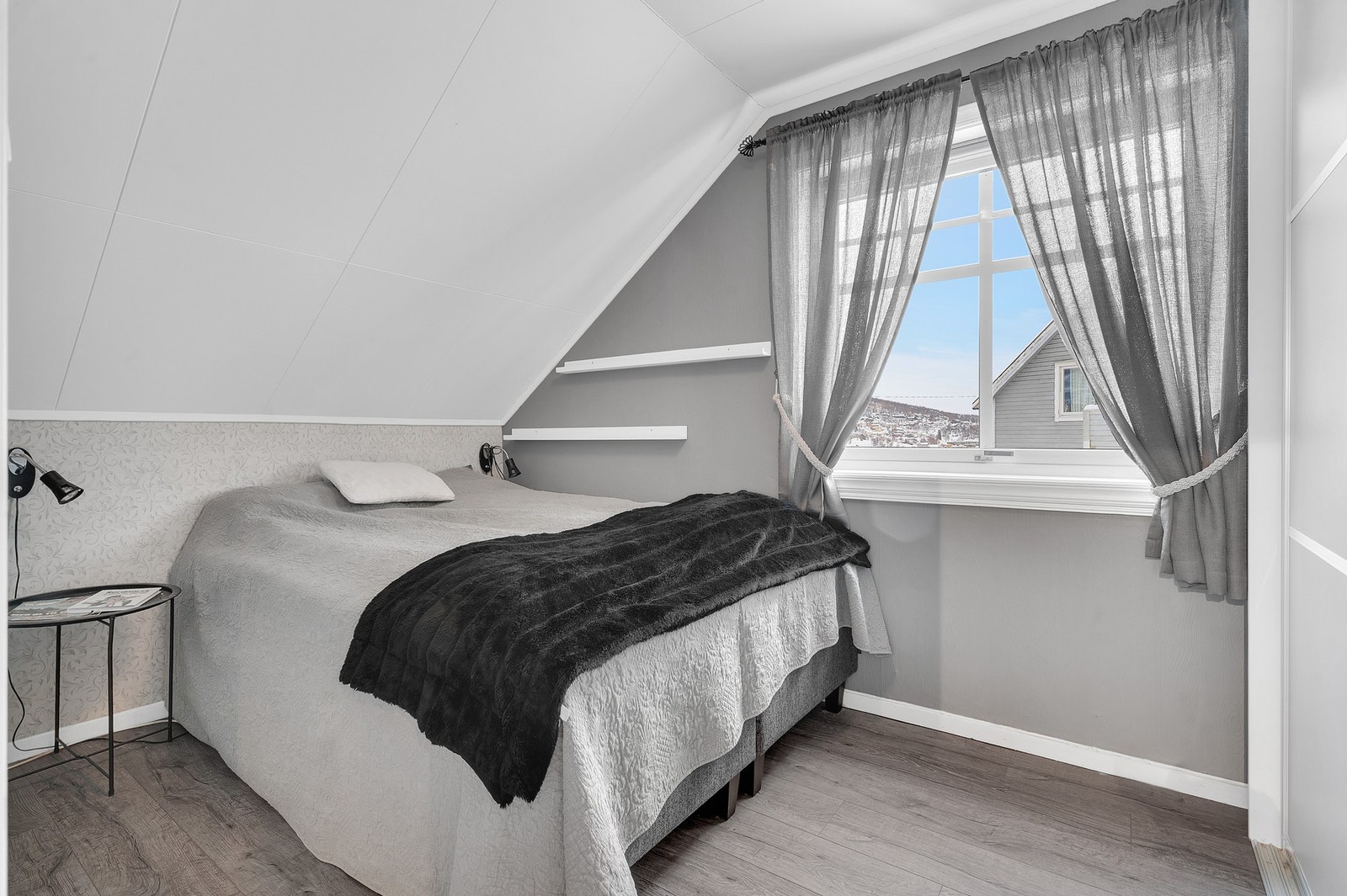 Soverom nr. 1, mot sør i loftsetasje. Galleribilde