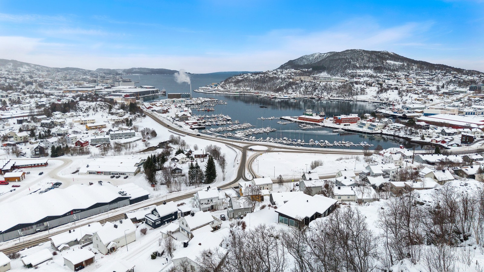 Meget sentral beliggenhet med gangavstand til alt du trenger i hverdagen. Ny gang-og sykkelvei inn til sentrum langs hovedvei. Galleribilde