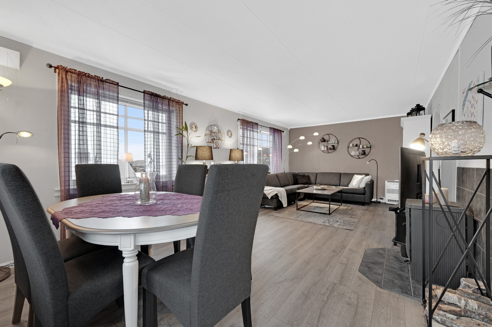 Vedfyring for kalde dager, i tillegg til ny varmepumpe som gir deg stabil temperatur i boligen. Galleribilde