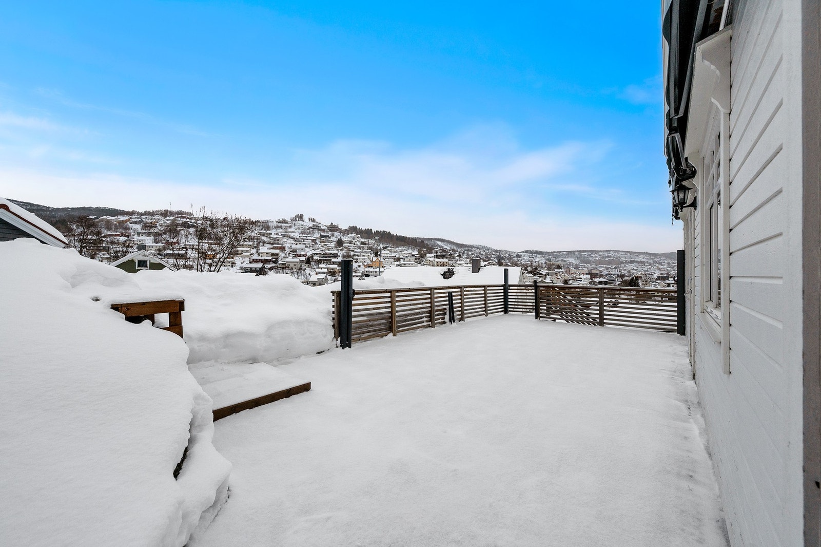 På eiendommen har du supre solforhold med sen ettermiddags-/kveldssol. Galleribilde