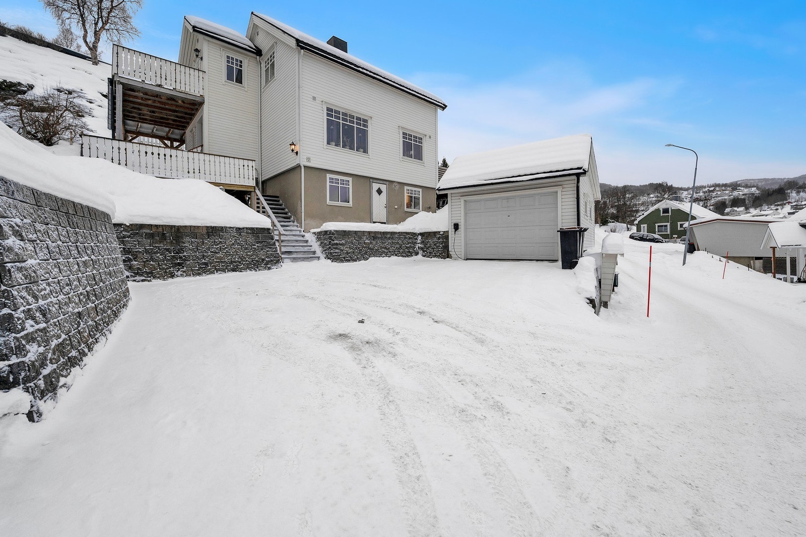 En velholdt familiebolig med solrik og barnevennlig beliggenhet i Harstadbotn. Galleribilde