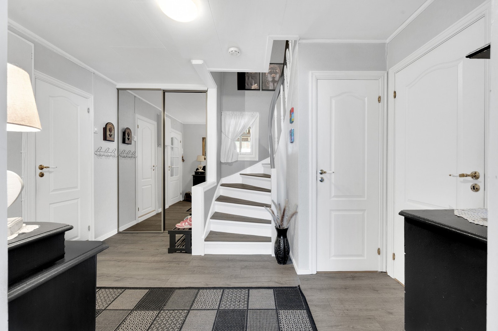 Hall/adkomst til lofts- og underetasje. Galleribilde