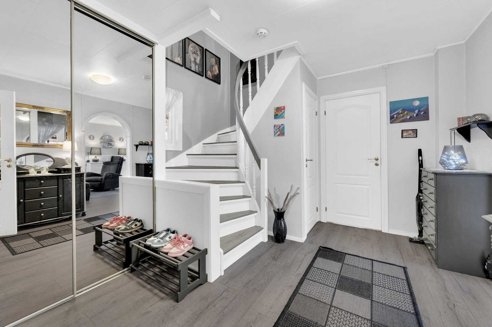 Garderobeløsning i hall. Boligen har en familievennlig planløsning. Galleribilde