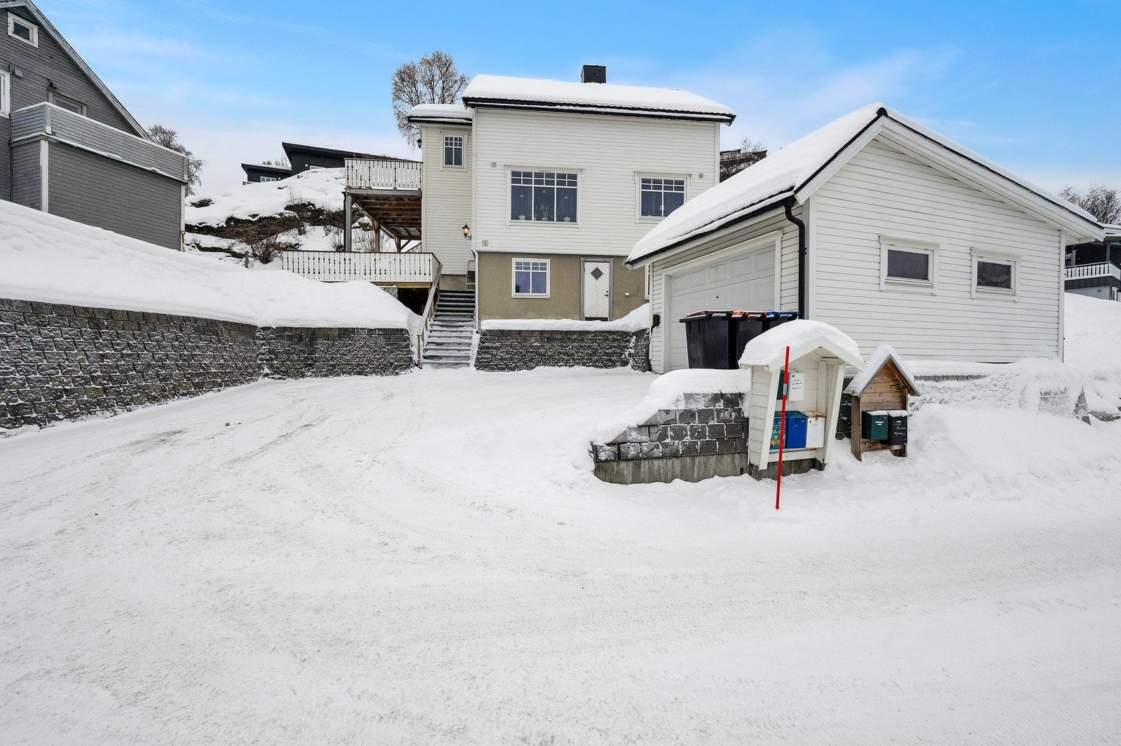 Adkomst gårdsplass og garasje. Galleribilde