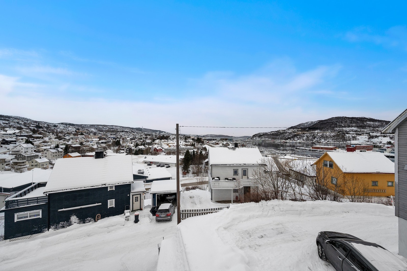 Sentral beliggenhet med god utsikt fra stua i retning mot sentrum og innseilinga til Harstadbotn. Galleribilde