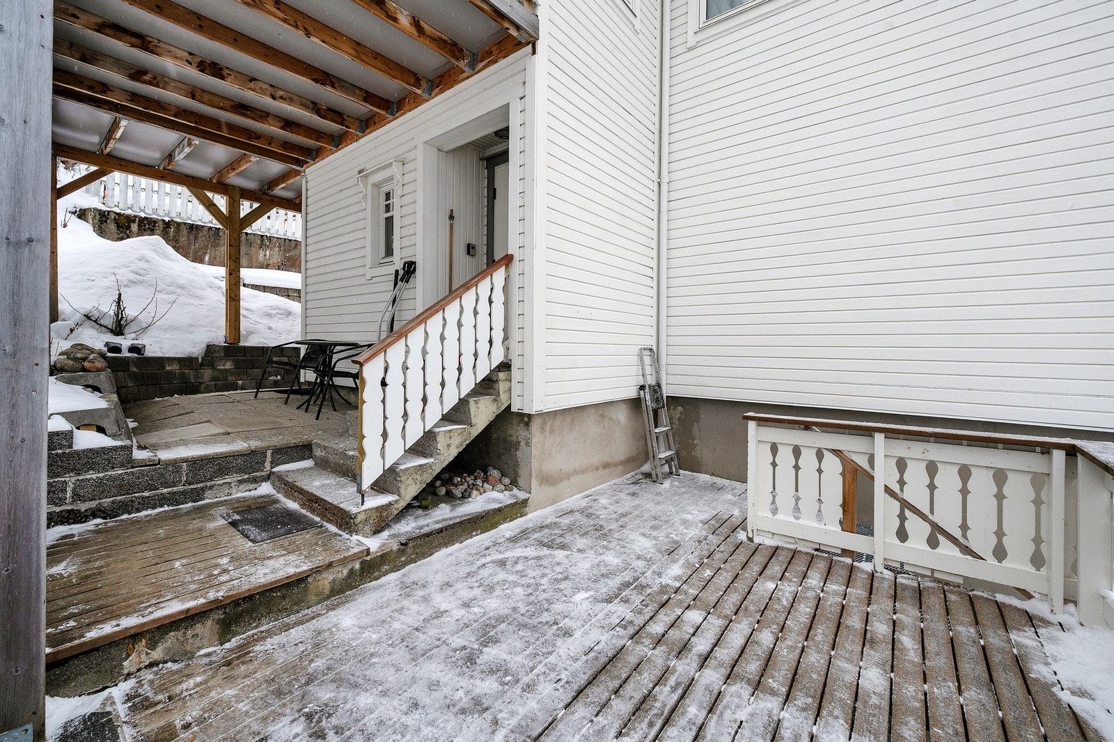 Inngangsparti med plattinger, takoverbygg og trappeløsning. Galleribilde