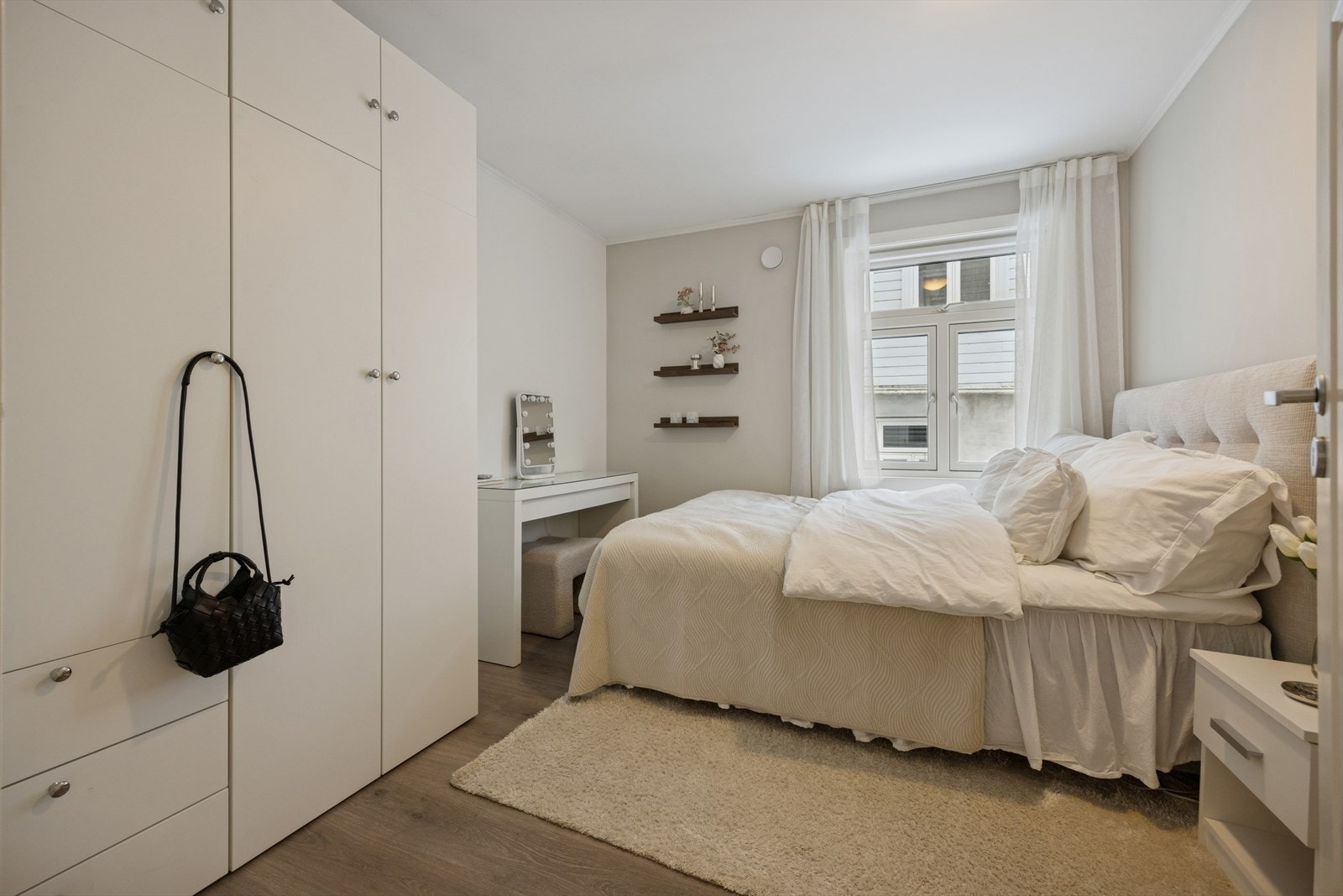 Hovedsoverommet måler 9,9 m². Begge soverommene er vendt ut mot rolig bakgård og svale omgivelser. Galleribilde