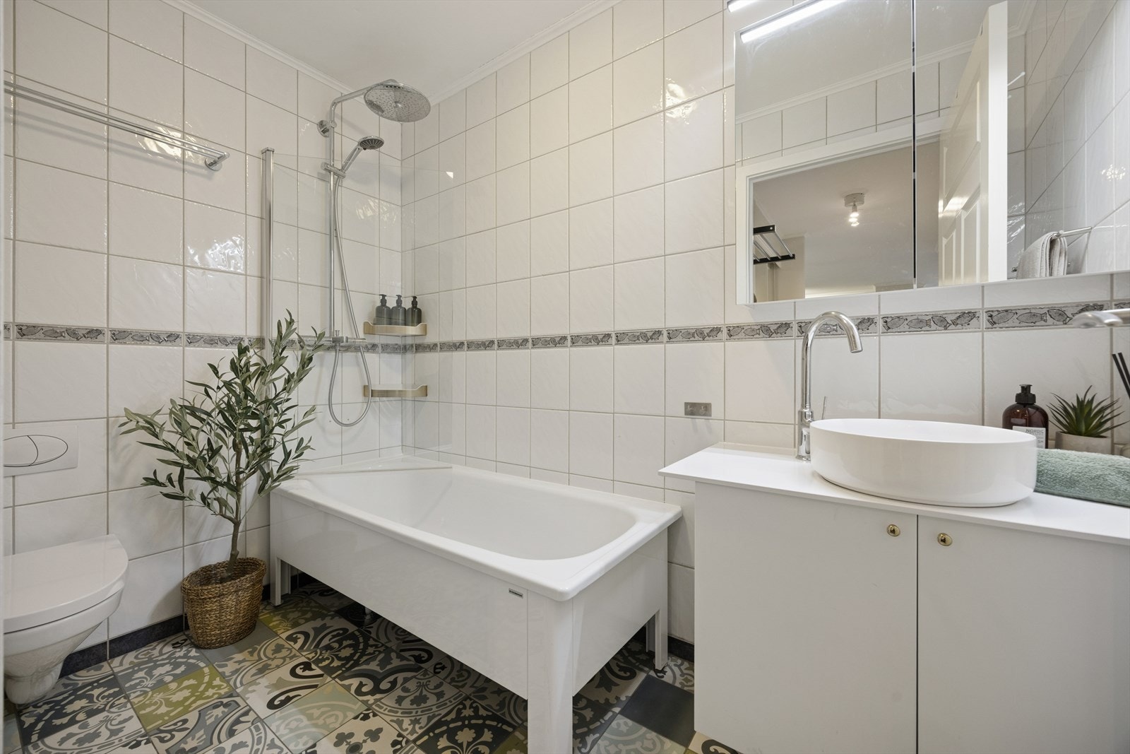 Lekkert baderom som ble vesentlig oppgradert i 2018. Varmekabler i gulv og opplegg til vaskemaskin. Galleribilde