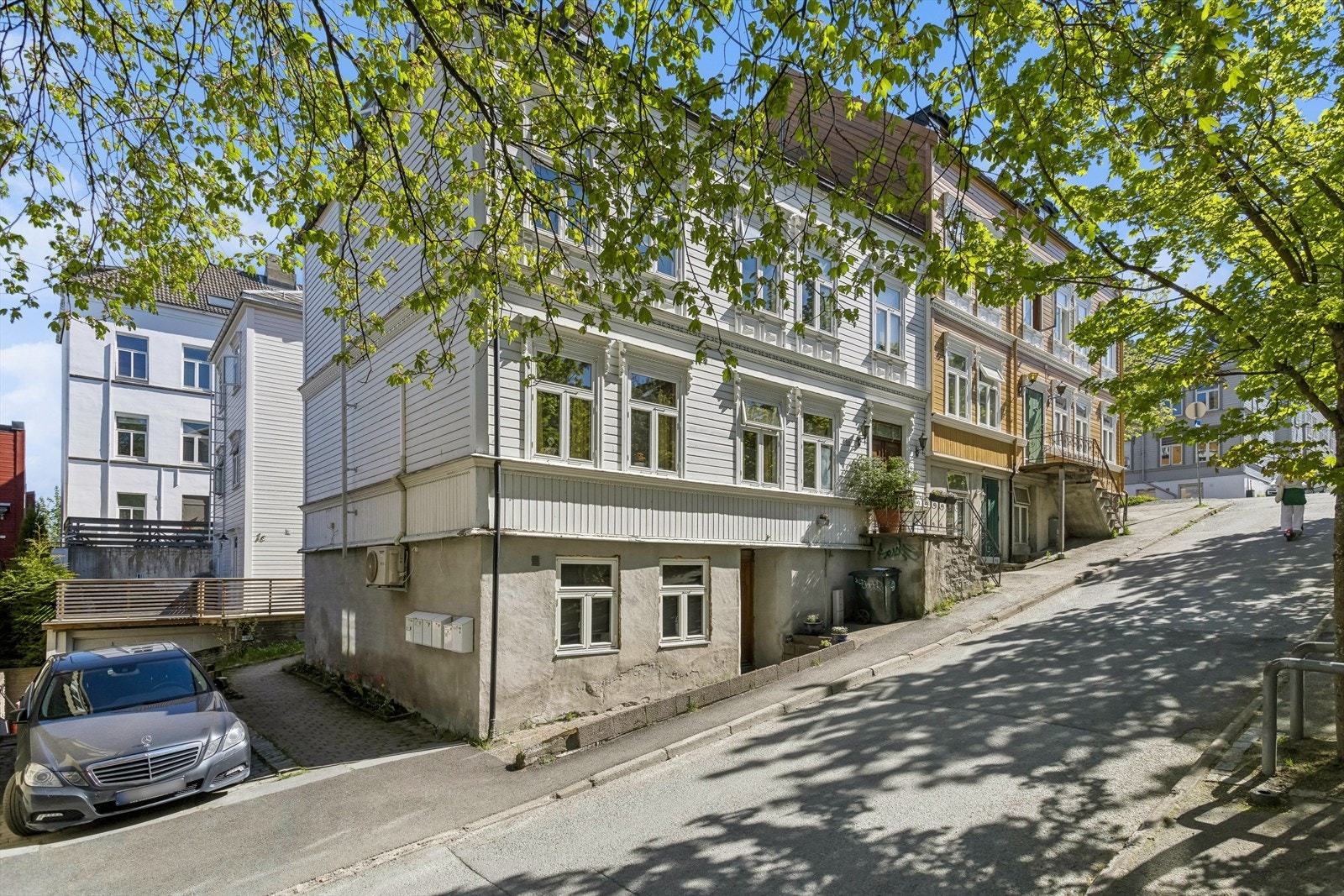 Innen 5 minutters gange fra leiligheten finner man en rekke etterspurte fasiliteter som restauranter, dagligvare og shoppingmuligheter. Flere skoler, høyskoler og barnehager ligger også i nærheten. Galleribilde