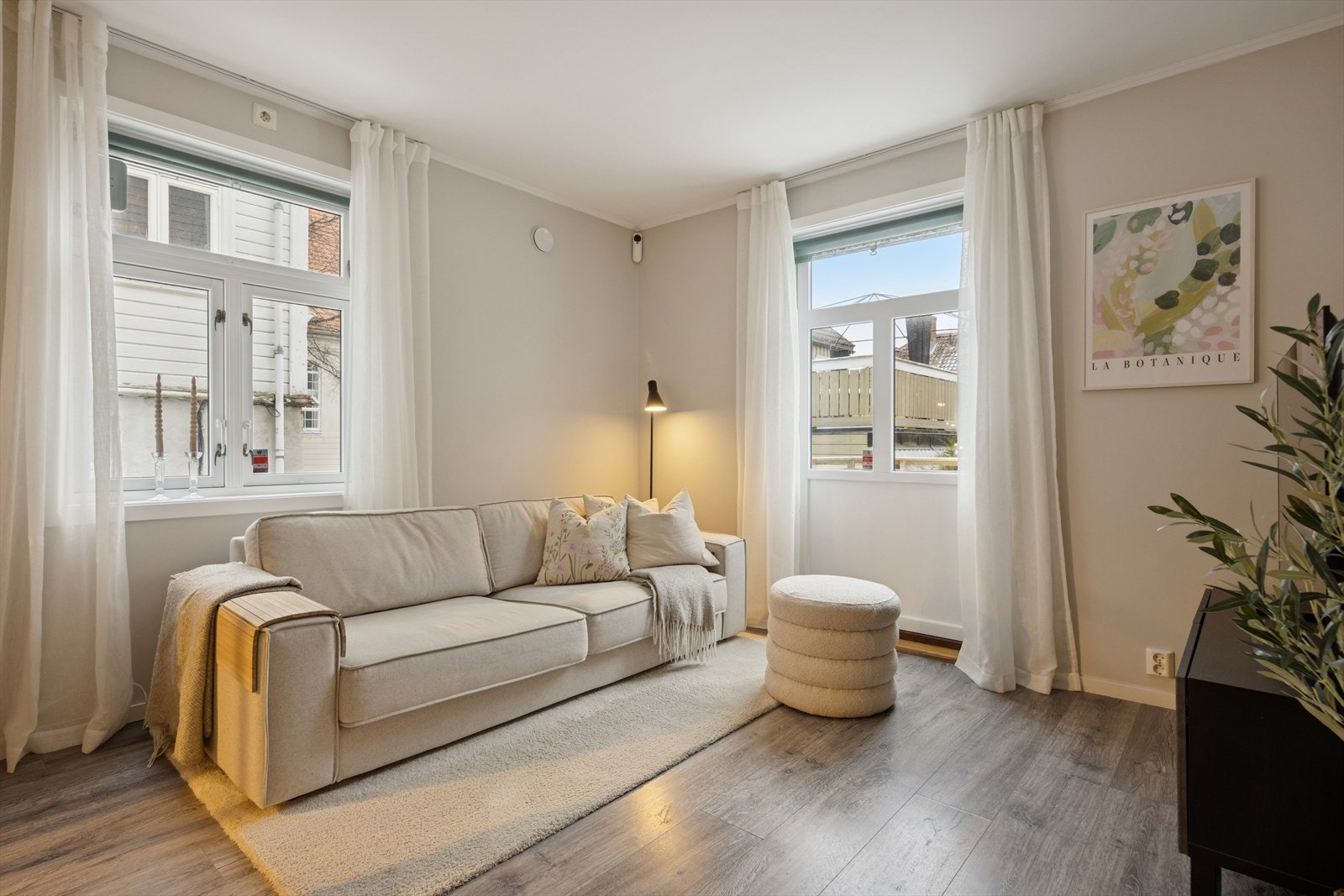 Fra leilighetens stue har du utgang til en stor terrasse med herlig ettermiddagssol. Galleribilde