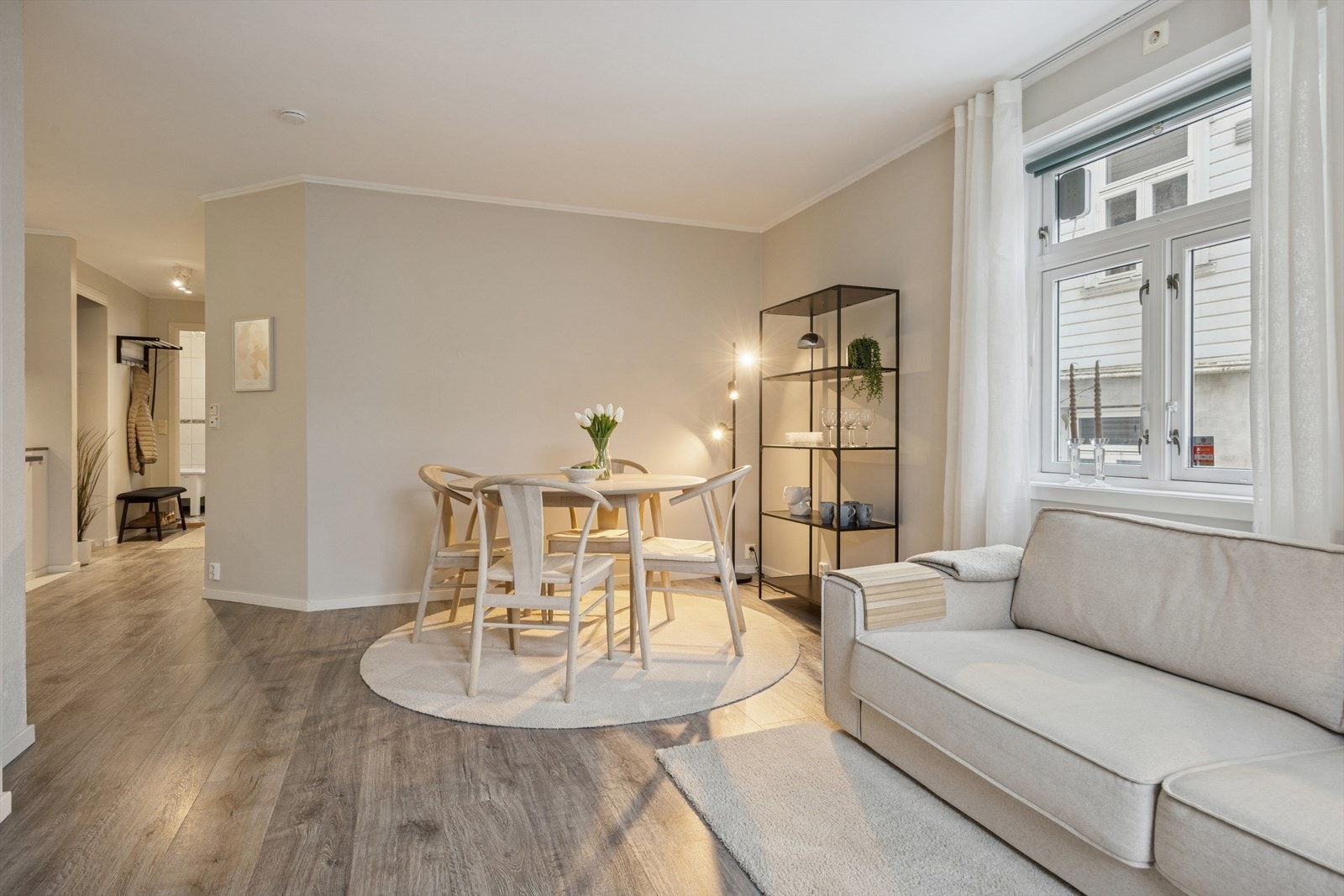 Boligen bærer preg av gode og gjennomtenkte material- og fargevalg i alle rom. Galleribilde