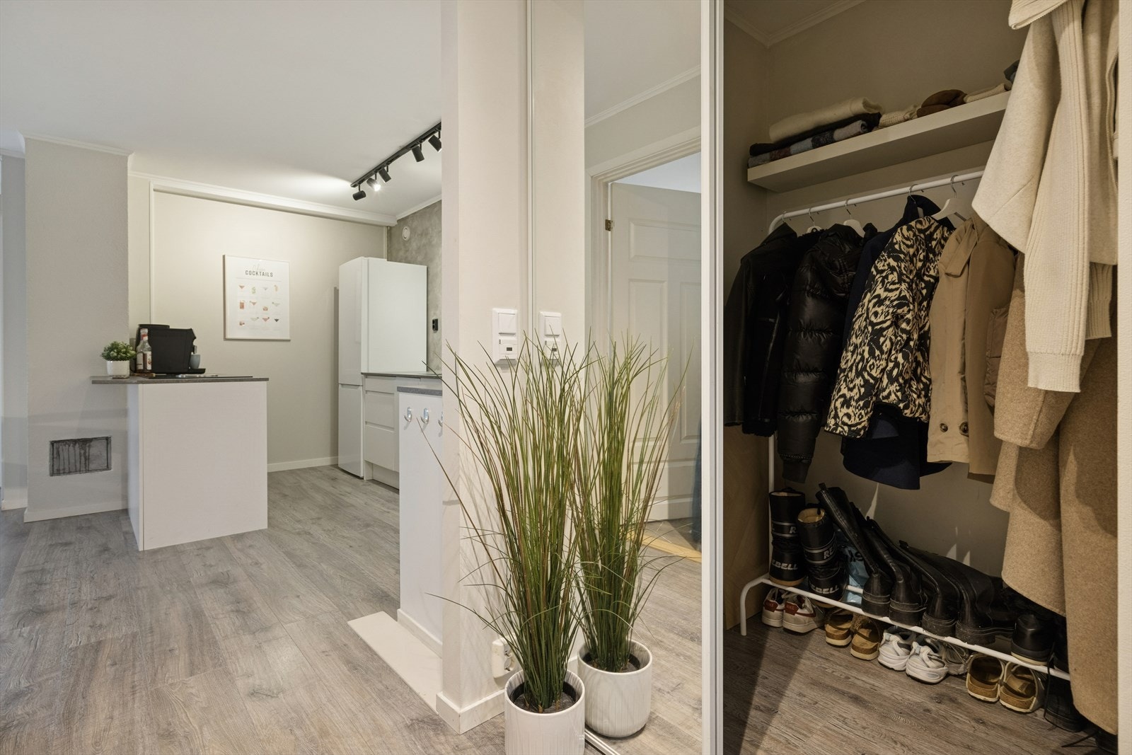Innenfor entréen har leiligheten et garderoberom/innvendig bod med speilfronter. Leiligheten disponerer også en bod på 3 m² i kjeller for ekstra lagringsplass. Galleribilde