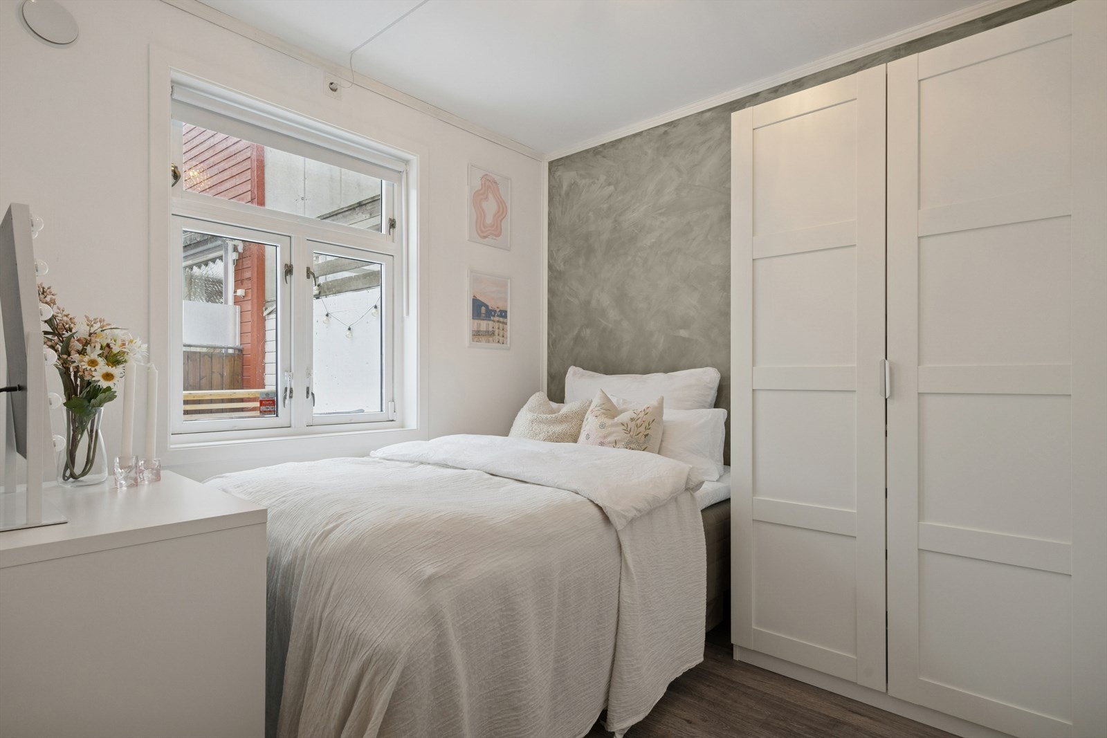 Soverommet måler 6,8 m². God plass for dobbeltseng og garderobeløsning på begge soverom. Garderobeskapet medfølger ikke i handelen. Galleribilde